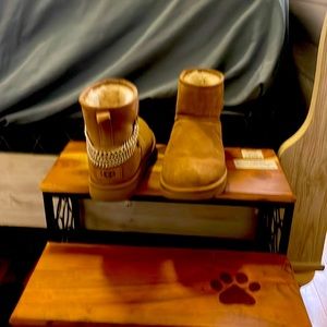 Ugg boots, brown, size 8 in women